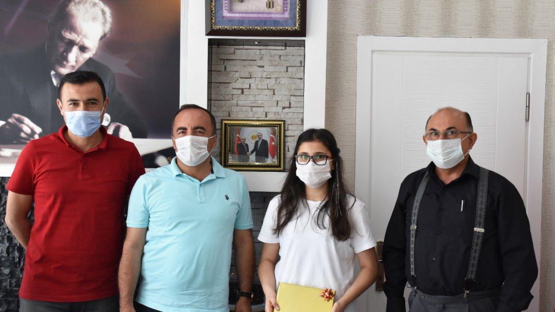 İskilip Belediye Başkanı Ali Sülük, LGS sınavından 500 tam puan alan Azmimilli Ortaokul öğrencisi Ceren Kılıç'ı tebrik ederek kendisine tablet hediye etti.