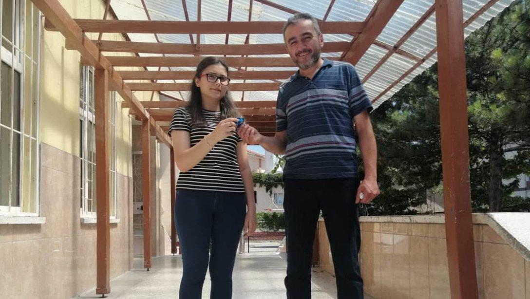 Azmimilli Ortaokulu Okul Aile Birliği LGS Türkiye 1.si olan Ceren Kılıç'ı unutmadı.