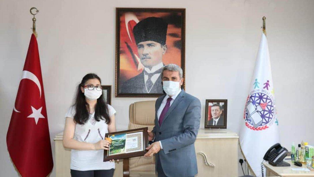 İl Milli Eğitim Müdürümüz Sayın Yakup SARI, LGS sınavında 500 tam puan alarak Türkiye Birincisi olan İskilip Azmimilli Ortaokulu öğrencisi Ceren Kılıç'ı üstün başarılarından dolayı Başarı Belgesi ve altın ile ödüllendirdi.