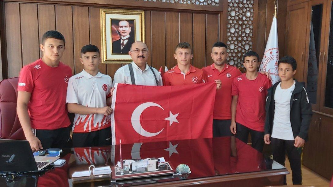 Şampiyon Pehlivanlar İlçe Milli Eğitim Müdürü Süleyman Atcıoğlu'nu Ziyaret Ettiler.
